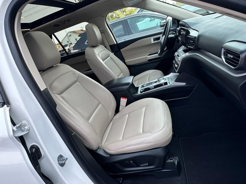 Ford Explorer Vehicle Full-screen Gallery Image 15