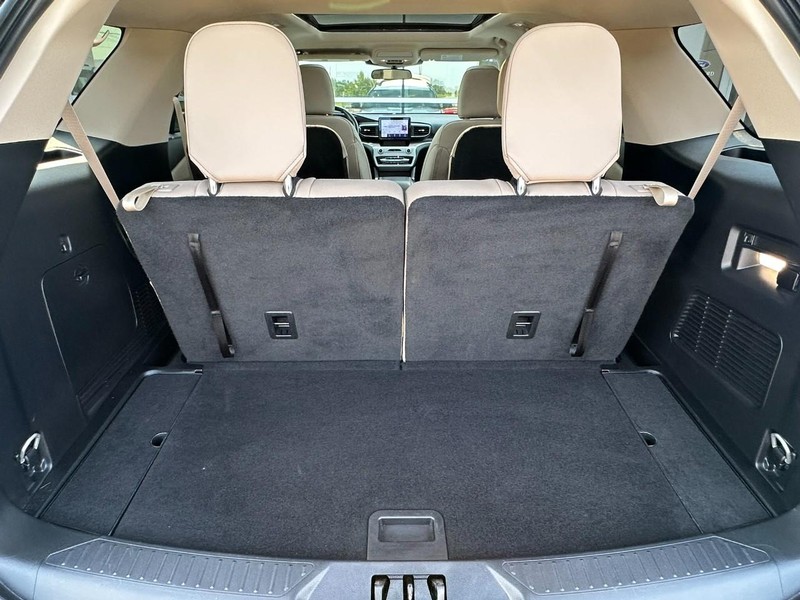 Ford Explorer Vehicle Full-screen Gallery Image 16