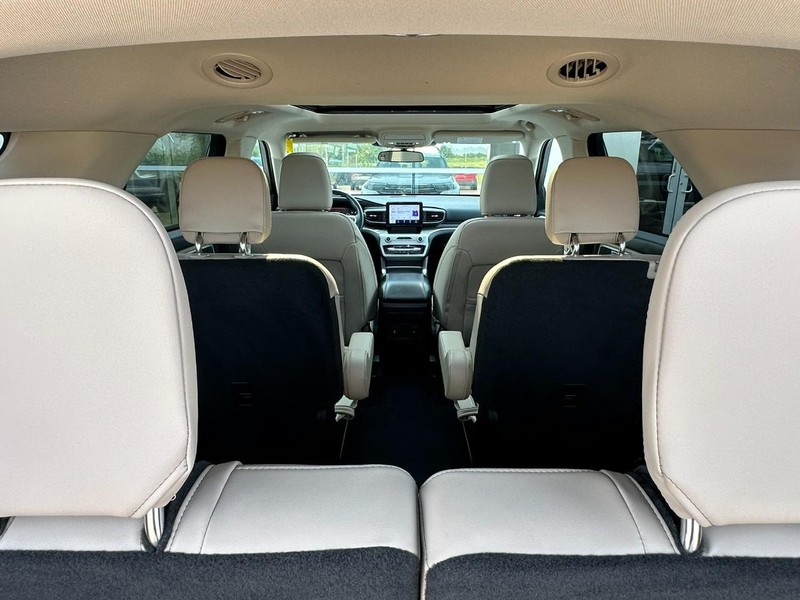 Ford Explorer Vehicle Full-screen Gallery Image 17