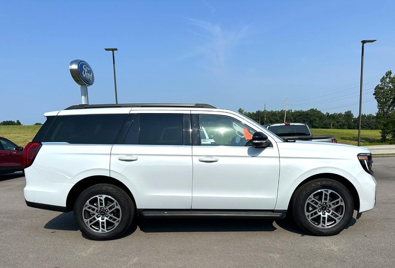 Ford Expedition Vehicle Full-screen Gallery Image 02