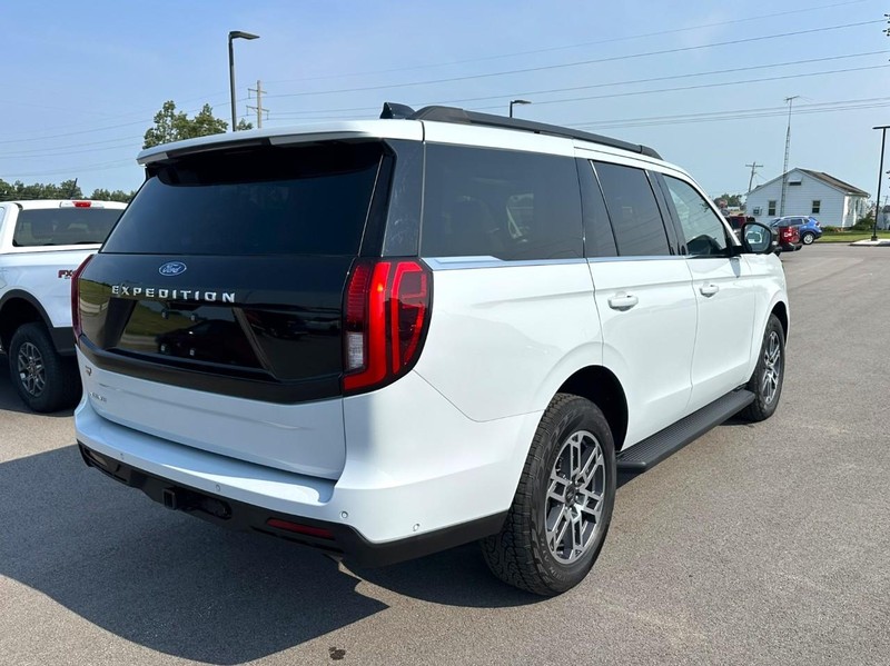 Ford Expedition Vehicle Full-screen Gallery Image 03