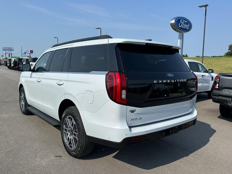 Ford Expedition Vehicle Full-screen Gallery Image 06