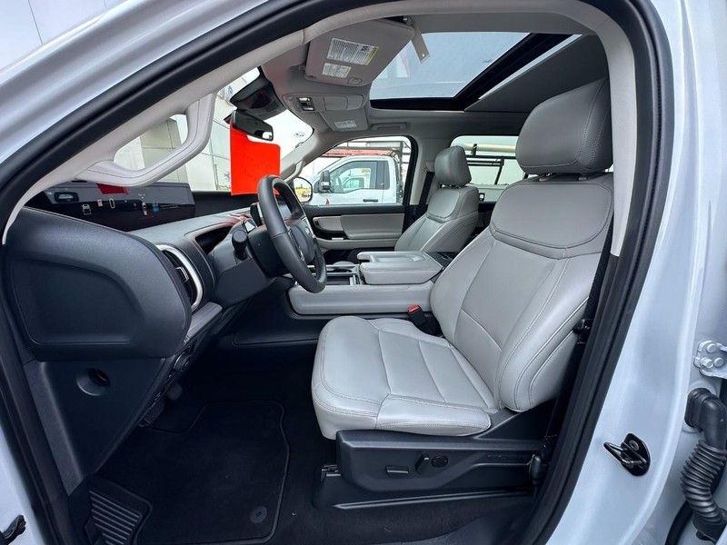 Ford Expedition Vehicle Full-screen Gallery Image 07