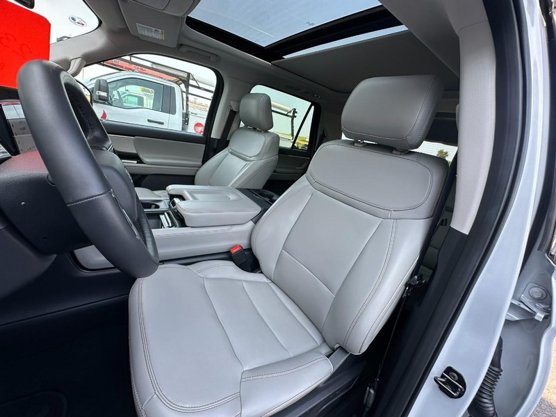 Ford Expedition Vehicle Full-screen Gallery Image 08