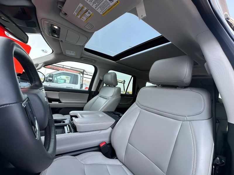 Ford Expedition Vehicle Full-screen Gallery Image 09