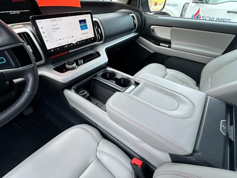 Ford Expedition Vehicle Full-screen Gallery Image 10