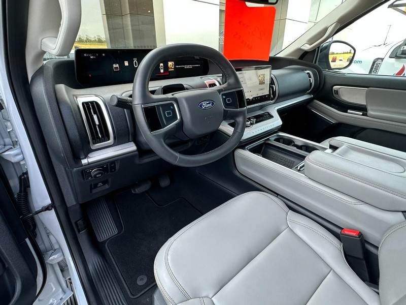 Ford Expedition Vehicle Full-screen Gallery Image 11