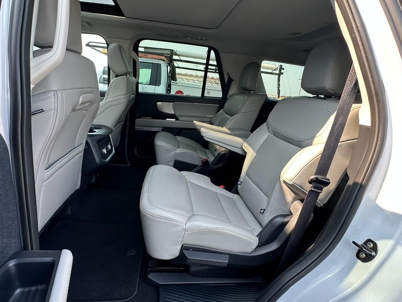 Ford Expedition Vehicle Full-screen Gallery Image 13
