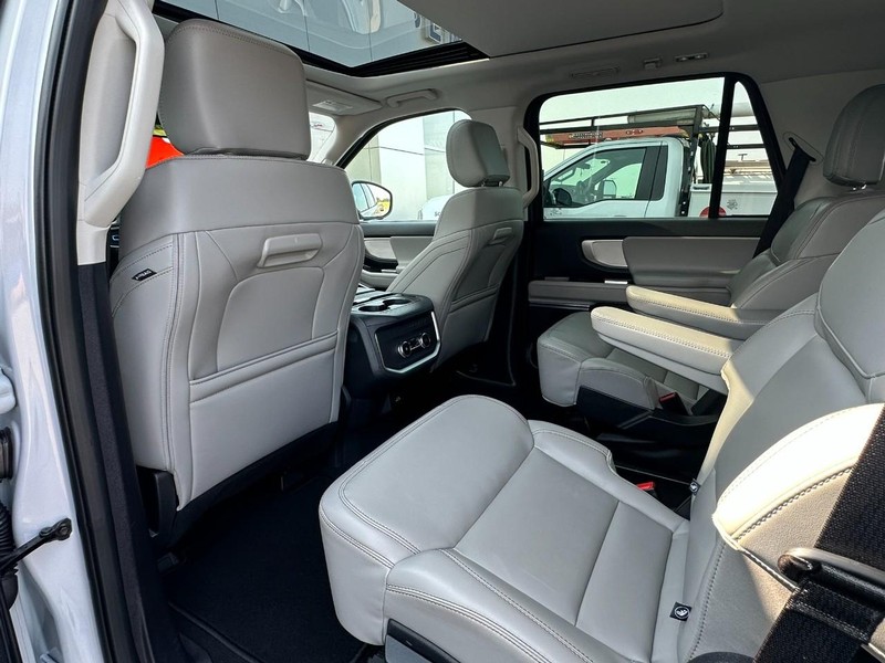 Ford Expedition Vehicle Full-screen Gallery Image 14