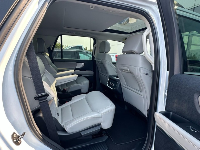 Ford Expedition Vehicle Full-screen Gallery Image 15