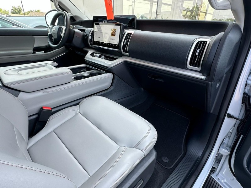 Ford Expedition Vehicle Full-screen Gallery Image 16
