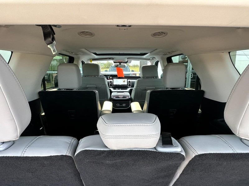 Ford Expedition Vehicle Full-screen Gallery Image 19