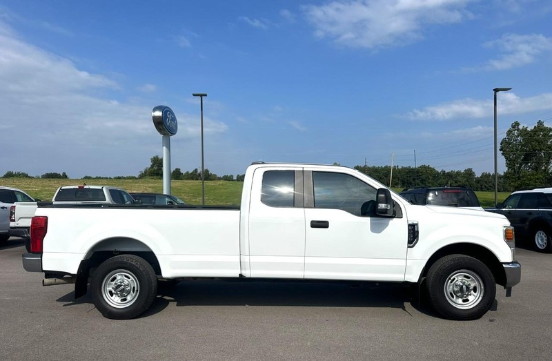 Ford Super Duty F-250 SRW Vehicle Full-screen Gallery Image 02