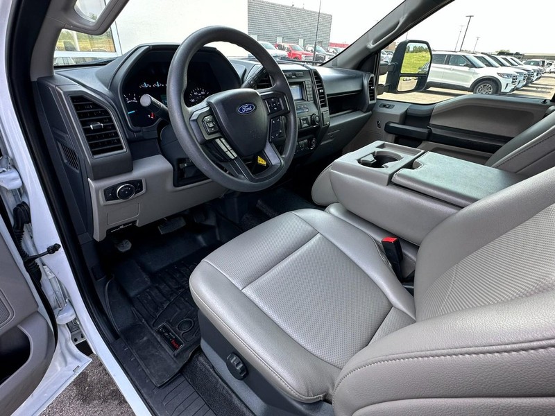 Ford Super Duty F-250 SRW Vehicle Full-screen Gallery Image 08