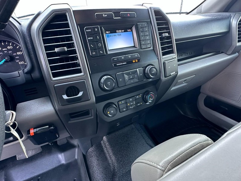Ford Super Duty F-250 SRW Vehicle Full-screen Gallery Image 09