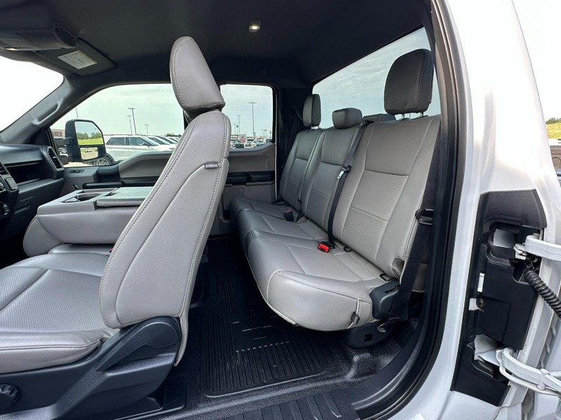 Ford Super Duty F-250 SRW Vehicle Full-screen Gallery Image 10