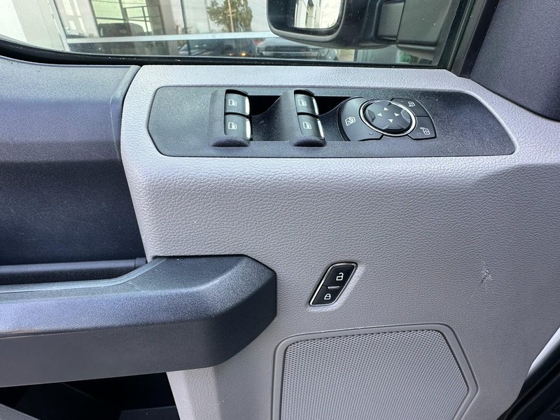 Ford Super Duty F-250 SRW Vehicle Full-screen Gallery Image 11