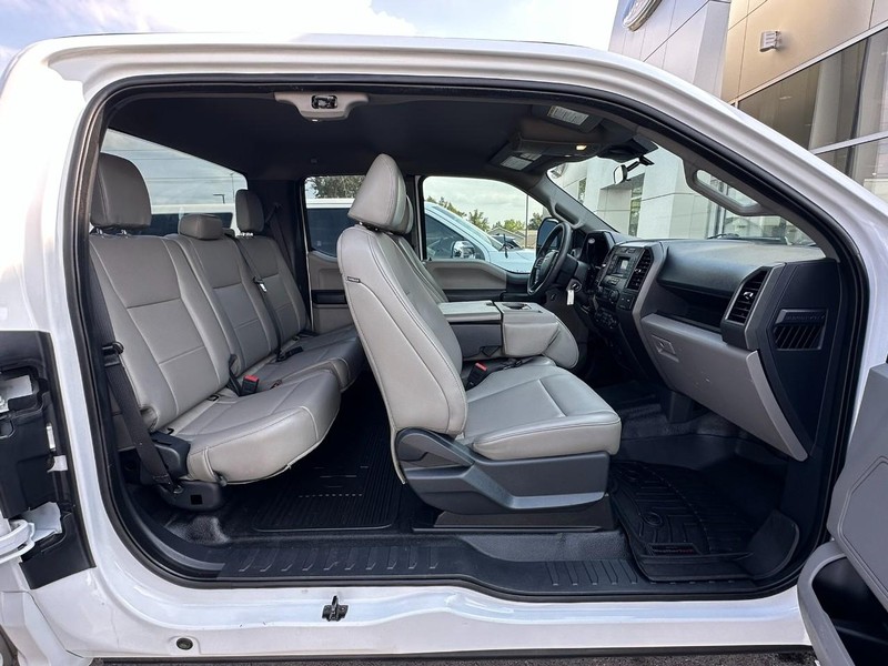 Ford Super Duty F-250 SRW Vehicle Full-screen Gallery Image 12