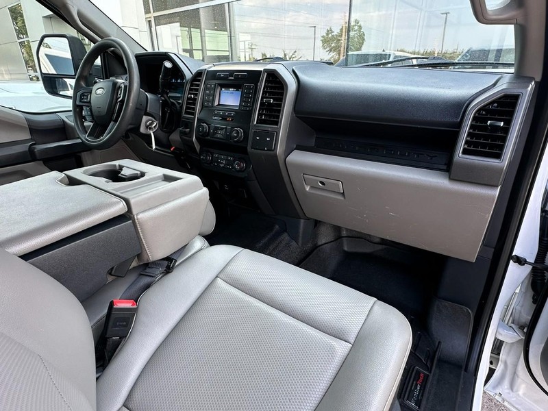 Ford Super Duty F-250 SRW Vehicle Full-screen Gallery Image 13