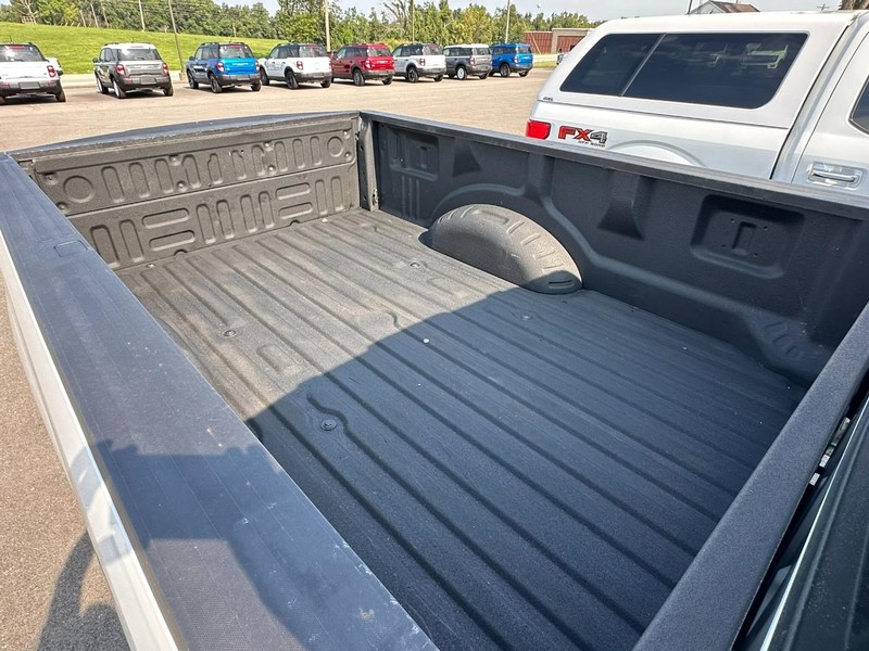 Ford Super Duty F-250 SRW Vehicle Full-screen Gallery Image 14