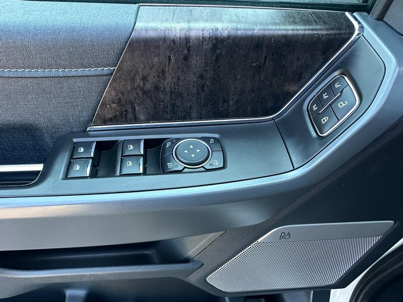 Ford F-150 Vehicle Full-screen Gallery Image 13