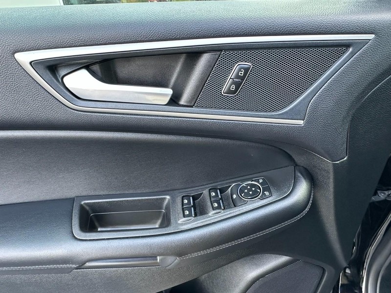Ford Edge Vehicle Full-screen Gallery Image 10