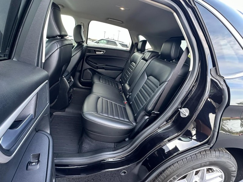 Ford Edge Vehicle Full-screen Gallery Image 12