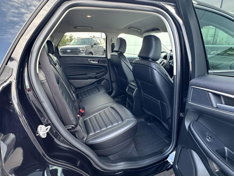 Ford Edge Vehicle Full-screen Gallery Image 13