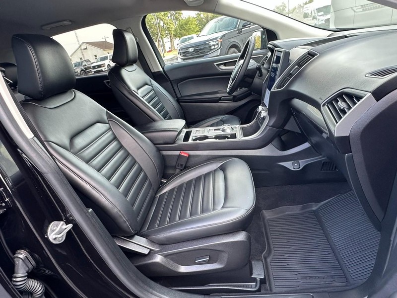 Ford Edge Vehicle Full-screen Gallery Image 15