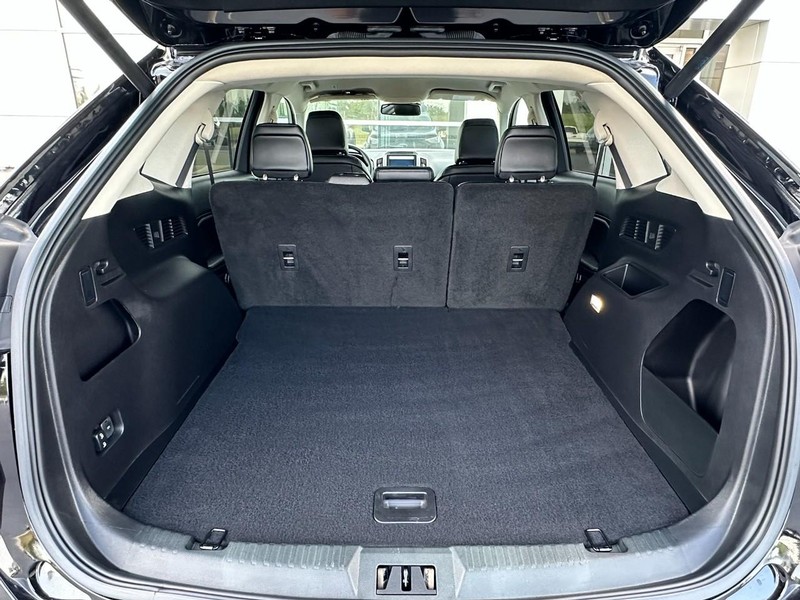 Ford Edge Vehicle Full-screen Gallery Image 16