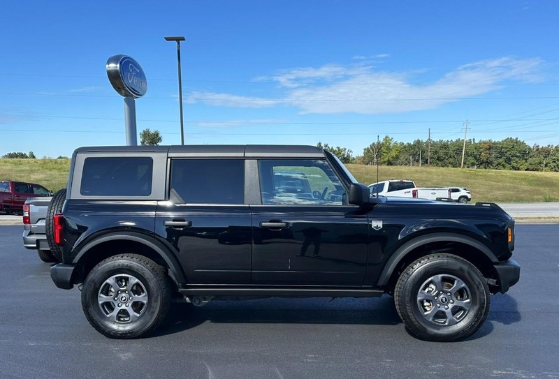 Ford Bronco Vehicle Full-screen Gallery Image 02