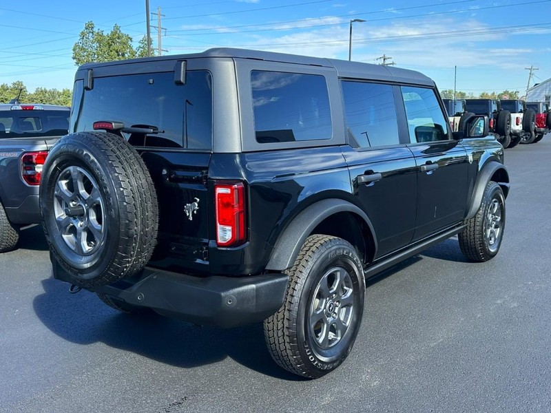 Ford Bronco Vehicle Full-screen Gallery Image 03