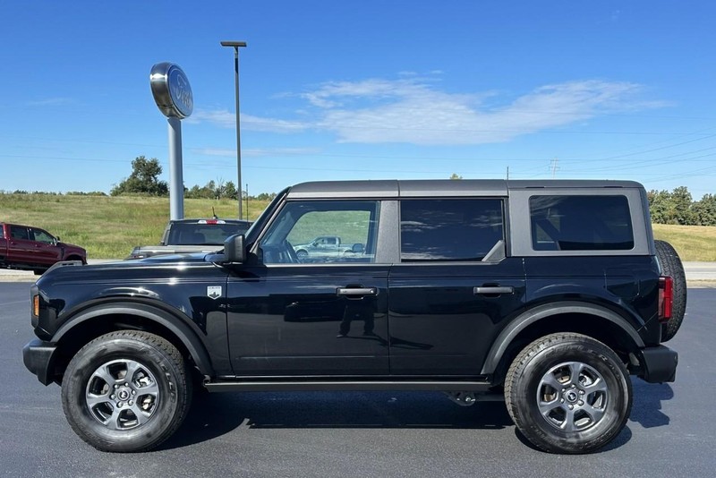 Ford Bronco Vehicle Full-screen Gallery Image 05