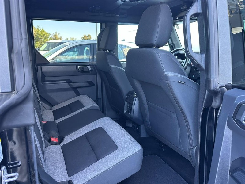 Ford Bronco Vehicle Full-screen Gallery Image 12