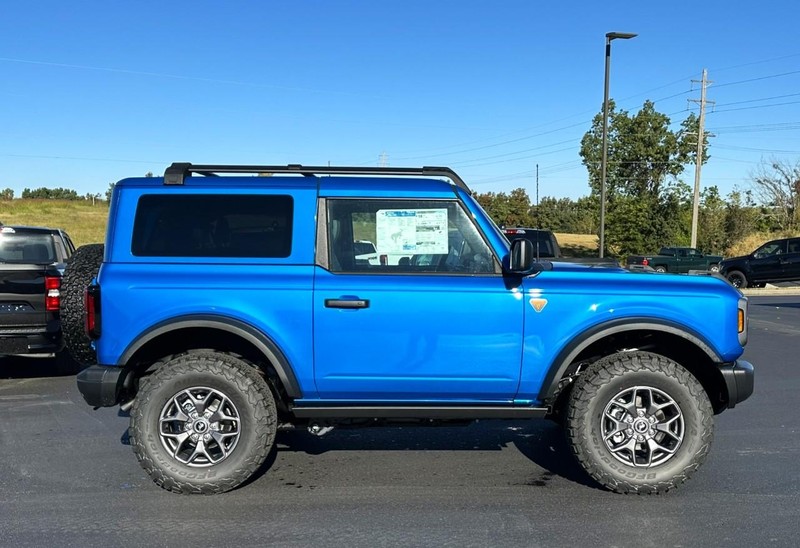 Ford Bronco Vehicle Full-screen Gallery Image 02