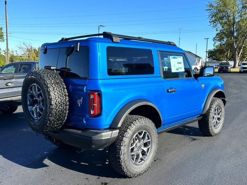 Ford Bronco Vehicle Full-screen Gallery Image 03