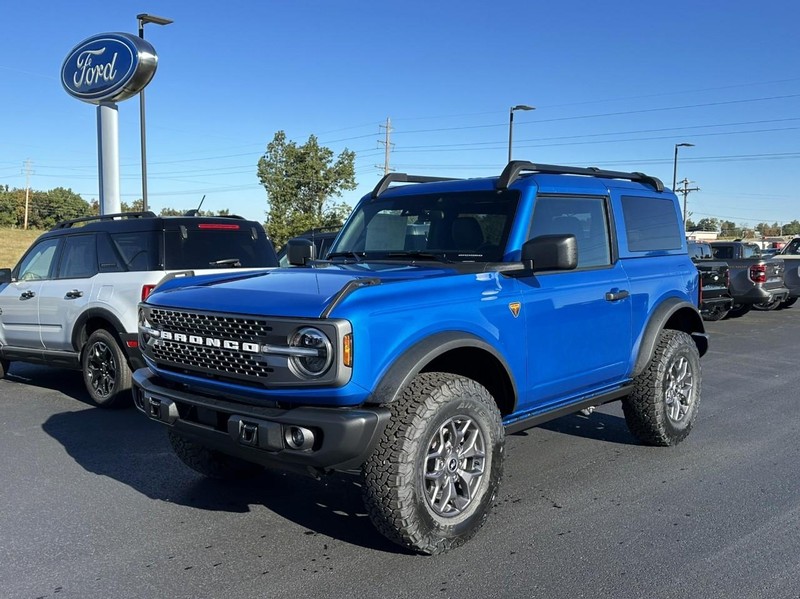 Ford Bronco Vehicle Full-screen Gallery Image 05