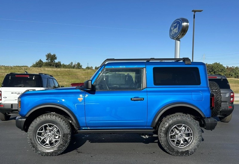 Ford Bronco Vehicle Full-screen Gallery Image 06