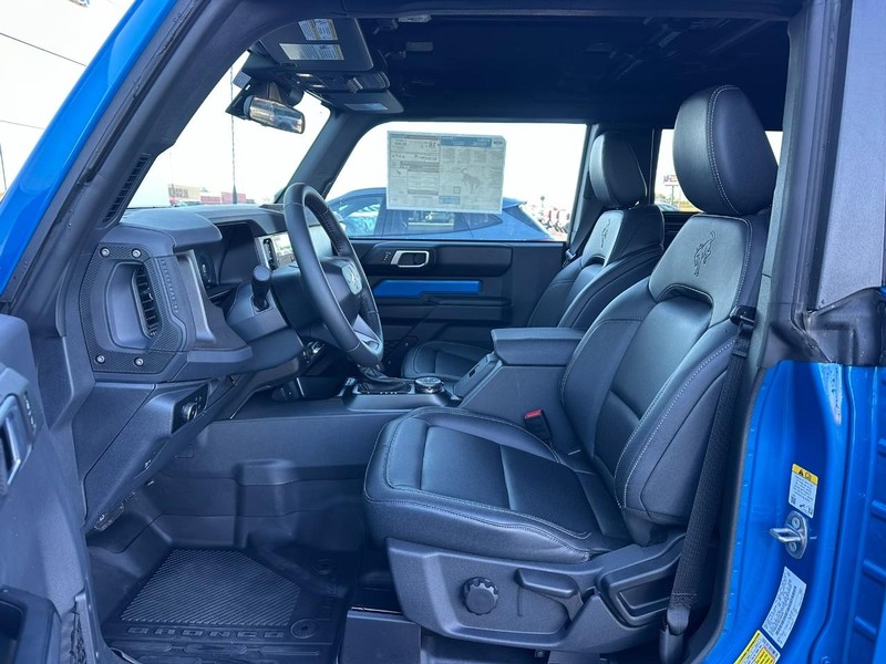 Ford Bronco Vehicle Full-screen Gallery Image 08