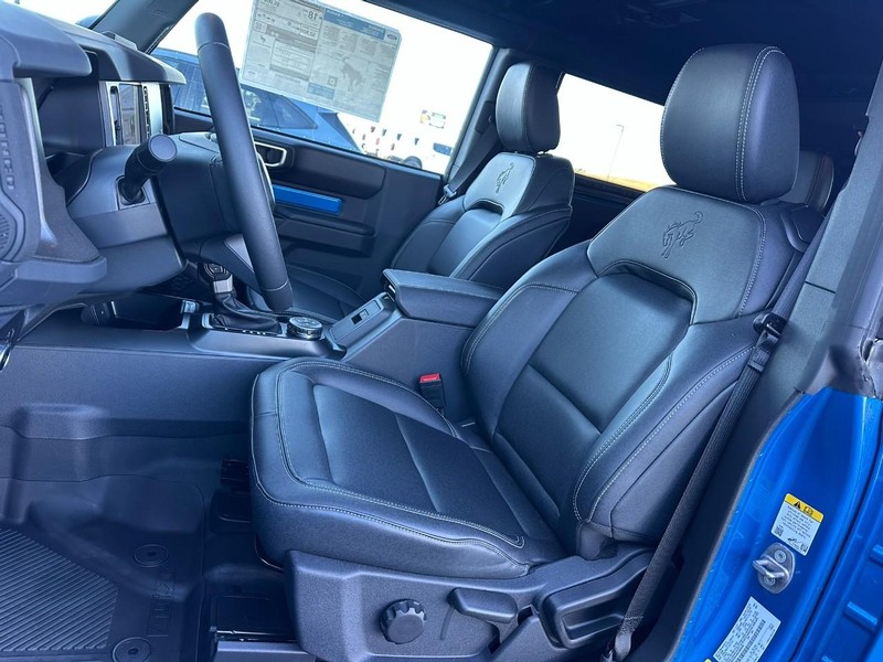 Ford Bronco Vehicle Full-screen Gallery Image 09
