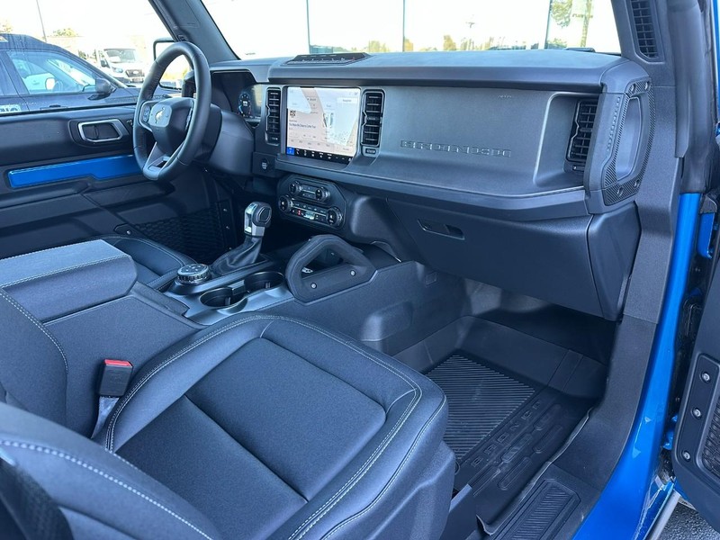 Ford Bronco Vehicle Full-screen Gallery Image 12