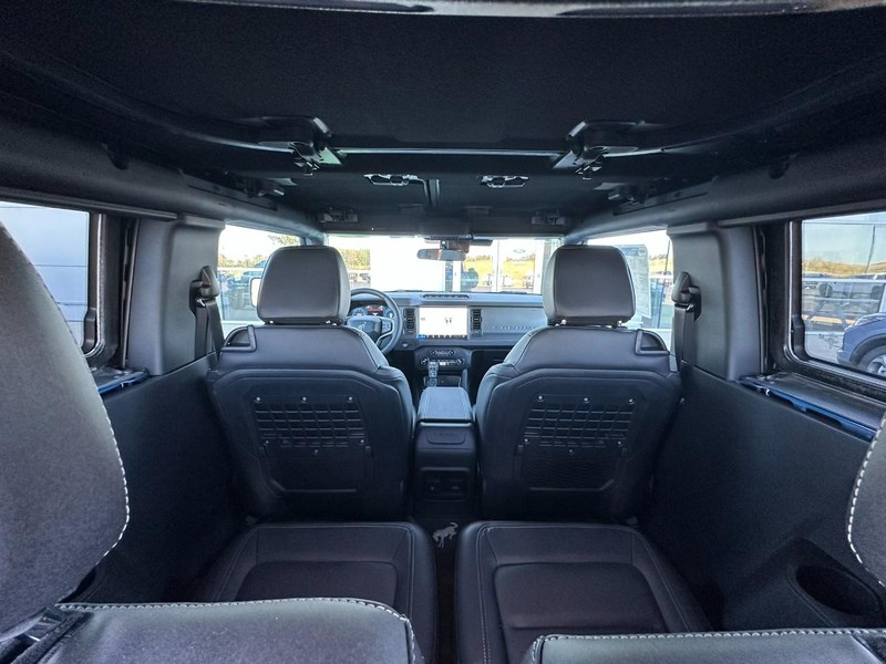 Ford Bronco Vehicle Full-screen Gallery Image 16