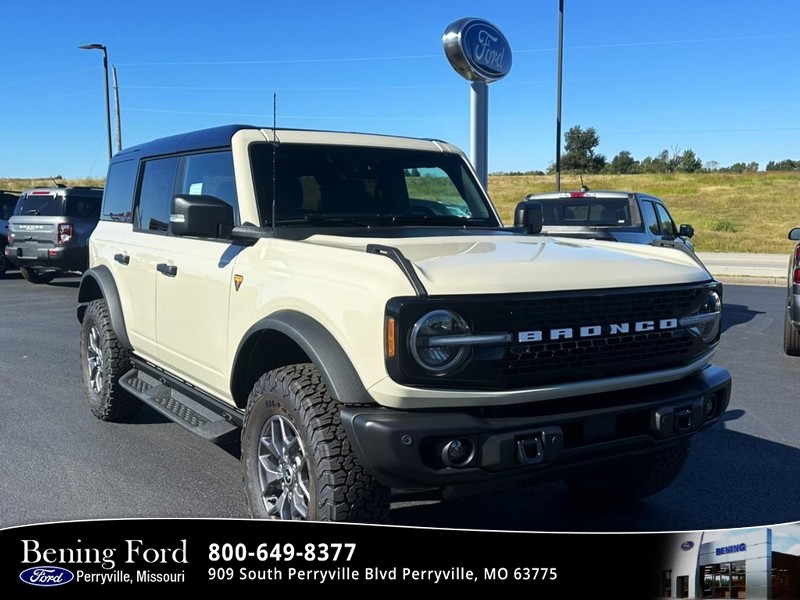 Ford Bronco Vehicle Full-screen Gallery Image 01