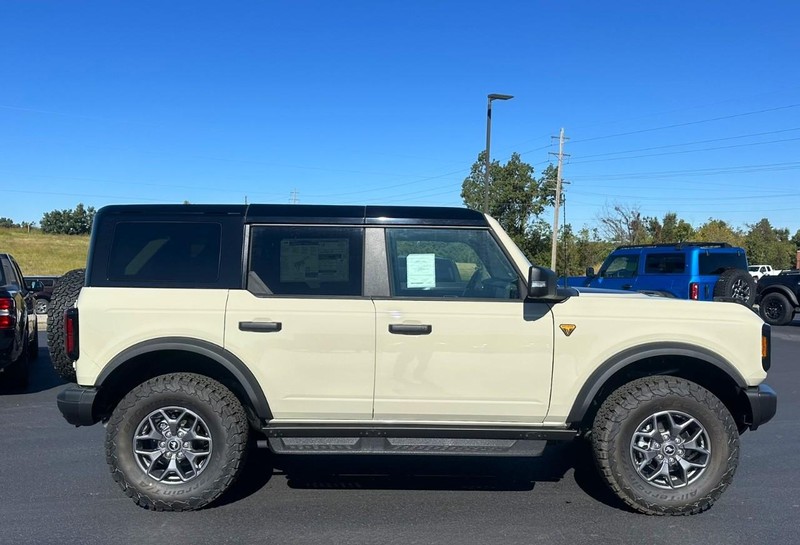 Ford Bronco Vehicle Full-screen Gallery Image 02