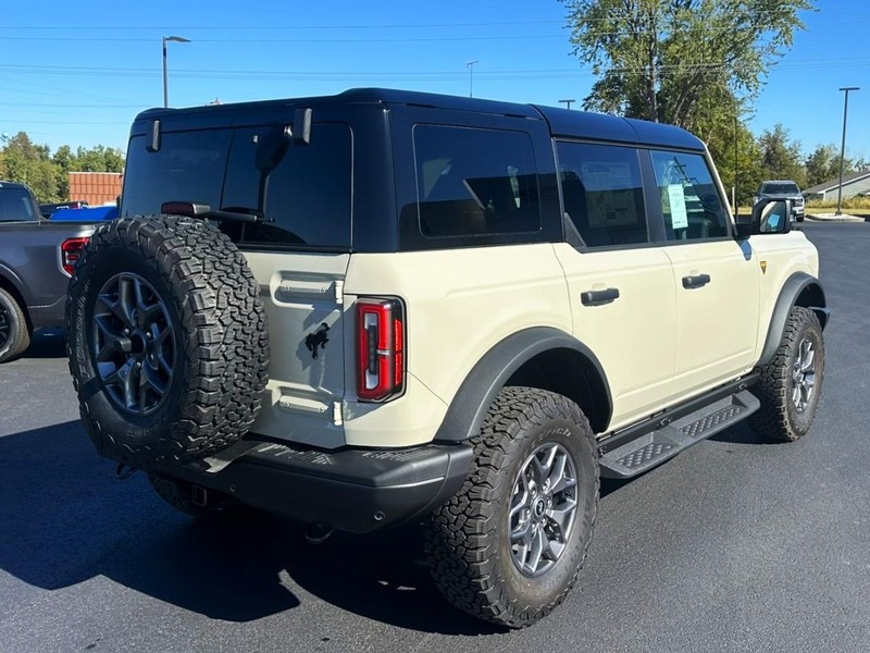 Ford Bronco Vehicle Full-screen Gallery Image 03