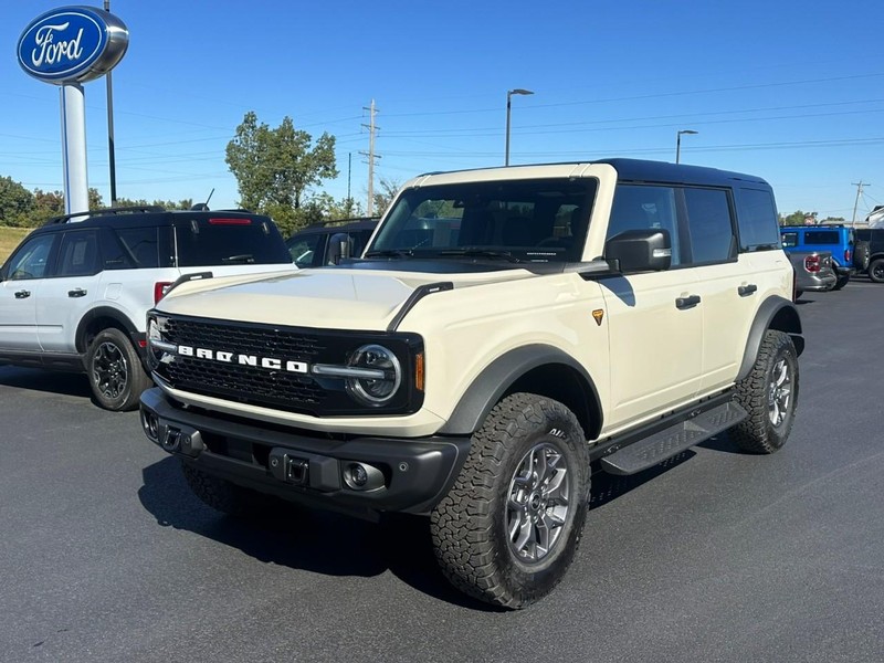 Ford Bronco Vehicle Full-screen Gallery Image 04