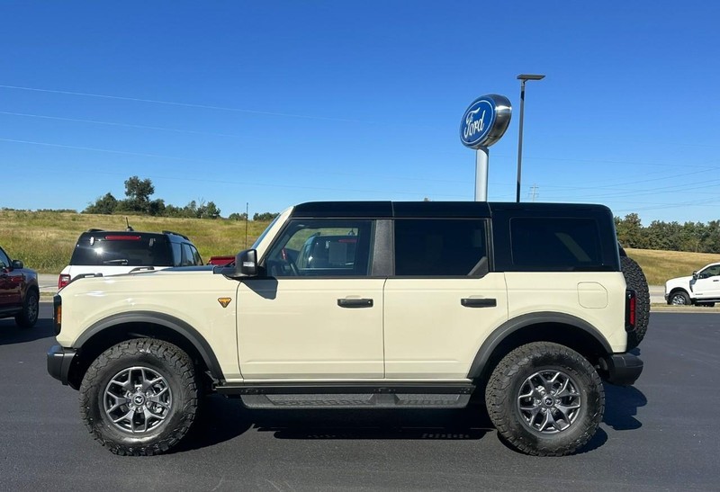 Ford Bronco Vehicle Full-screen Gallery Image 05