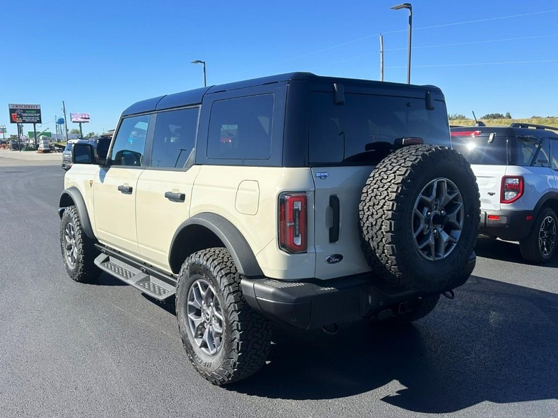Ford Bronco Vehicle Full-screen Gallery Image 06