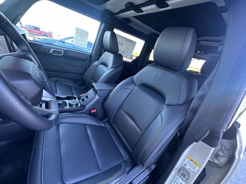 Ford Bronco Vehicle Full-screen Gallery Image 08