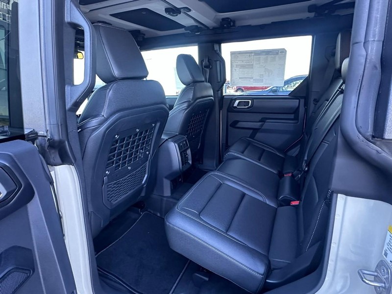 Ford Bronco Vehicle Full-screen Gallery Image 12